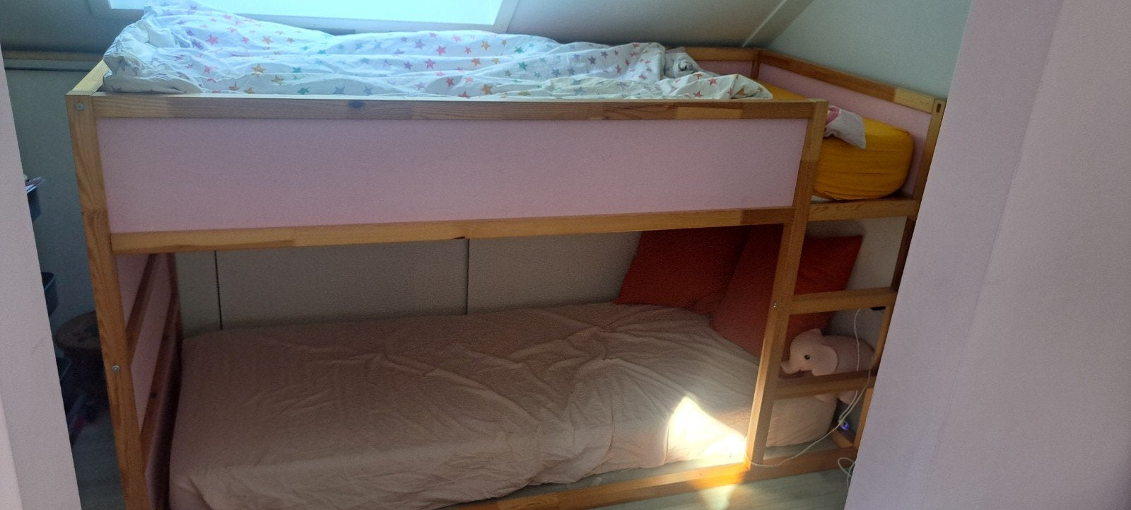ikea kura omkeerbed met roze panelen - ideaal voor k, Huis en Inrichting, Ophalen, Gebruikt, 90 cm, Eenpersoons