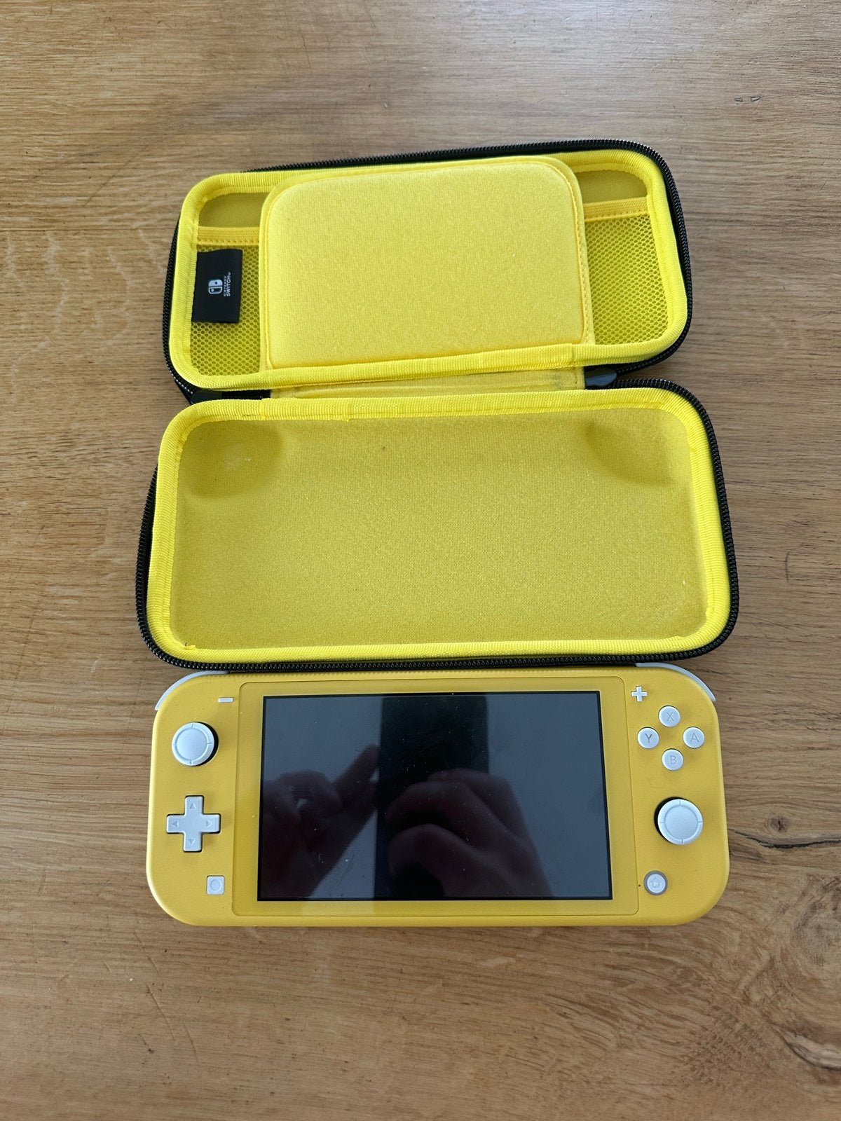 Nintendo Switch Lite Geel met beschermhoes, Spelcomputers en Games, Spelcomputers | Nintendo Switch Lite, Ophalen of Verzenden