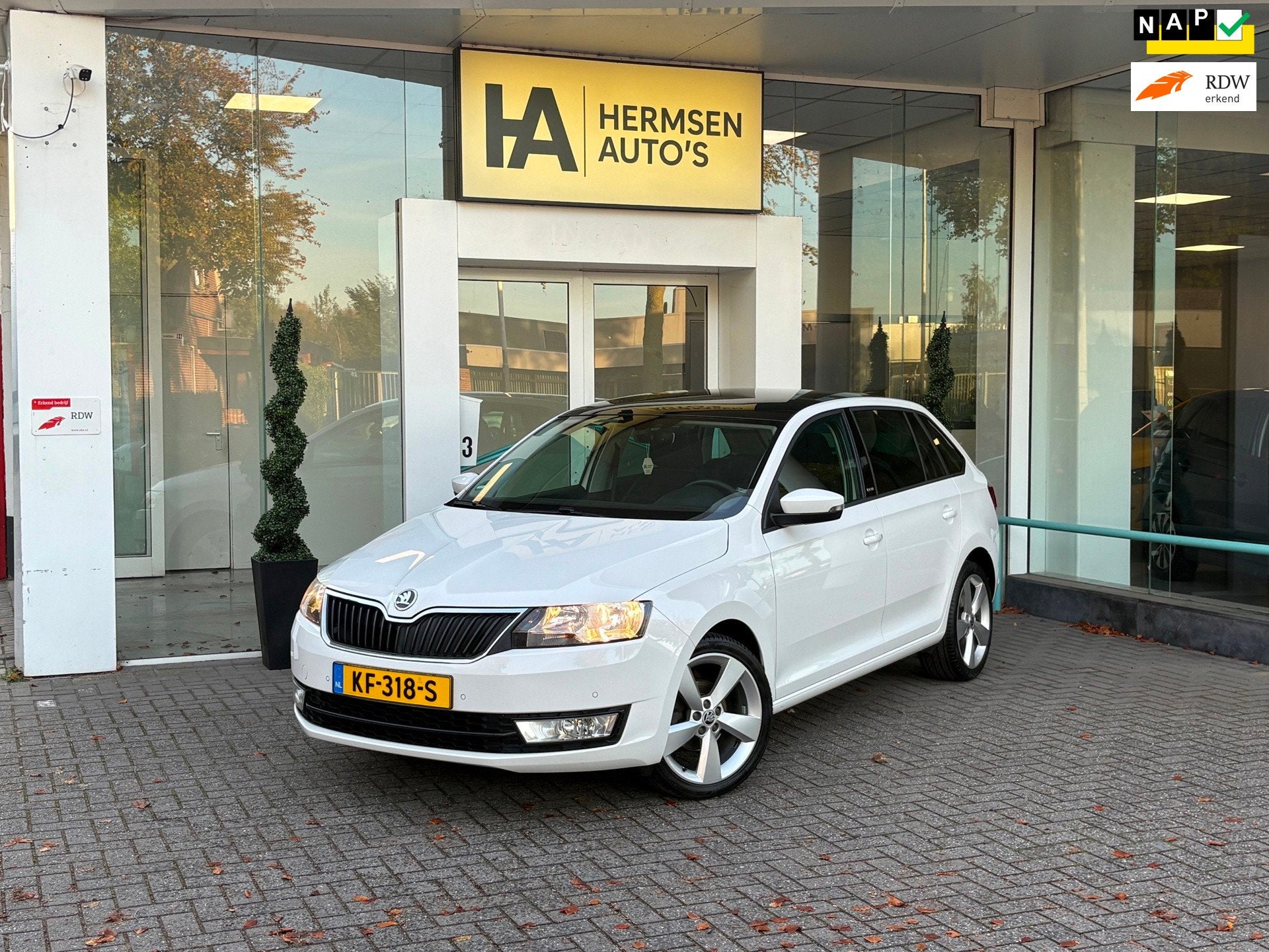 Skoda Rapid Spaceback 1.2 TSI|CarPlay|Pano|Riem VV|Stoel.VW|, Auto's, Voorwielaandrijving, Dealer onderhouden, Gebruikt, Alcantara
