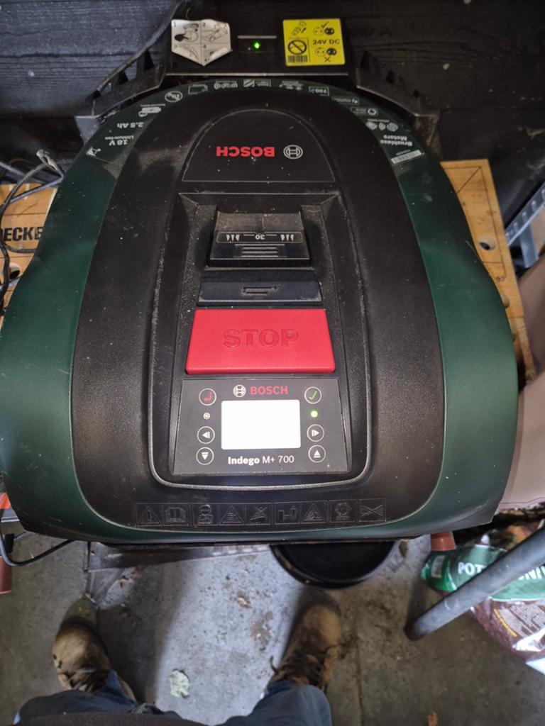 Bosch Indego  M+700  robot maaier + accessoires, Ophalen, Gebruikt