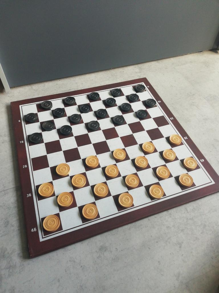 XL dam/schaakbord met houten damstenen, Ophalen of Verzenden, Minder dan 500 stukjes, Zo goed als nieuw, Schaken