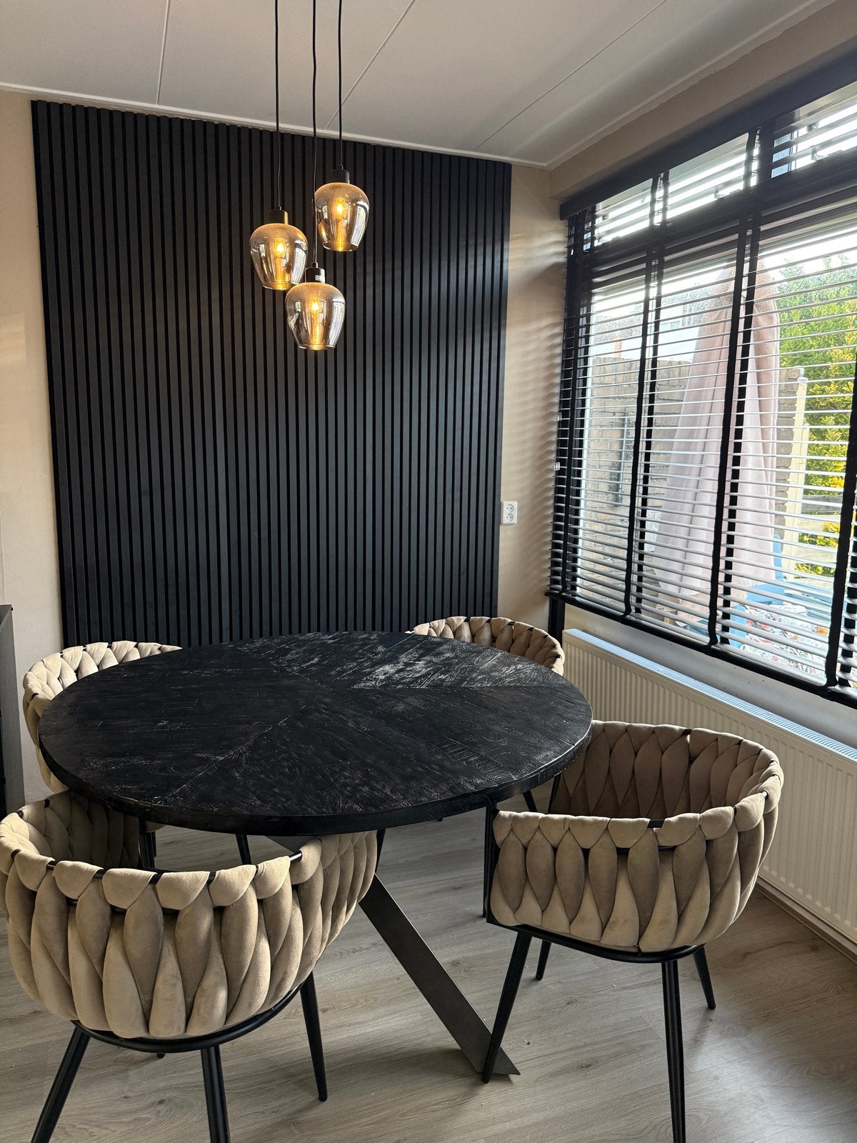 Zwarte ovale salontafel 130 cm met 4 taupe/beige stoelen, Ophalen, 100 tot 150 cm, Zo goed als nieuw, Vier personen