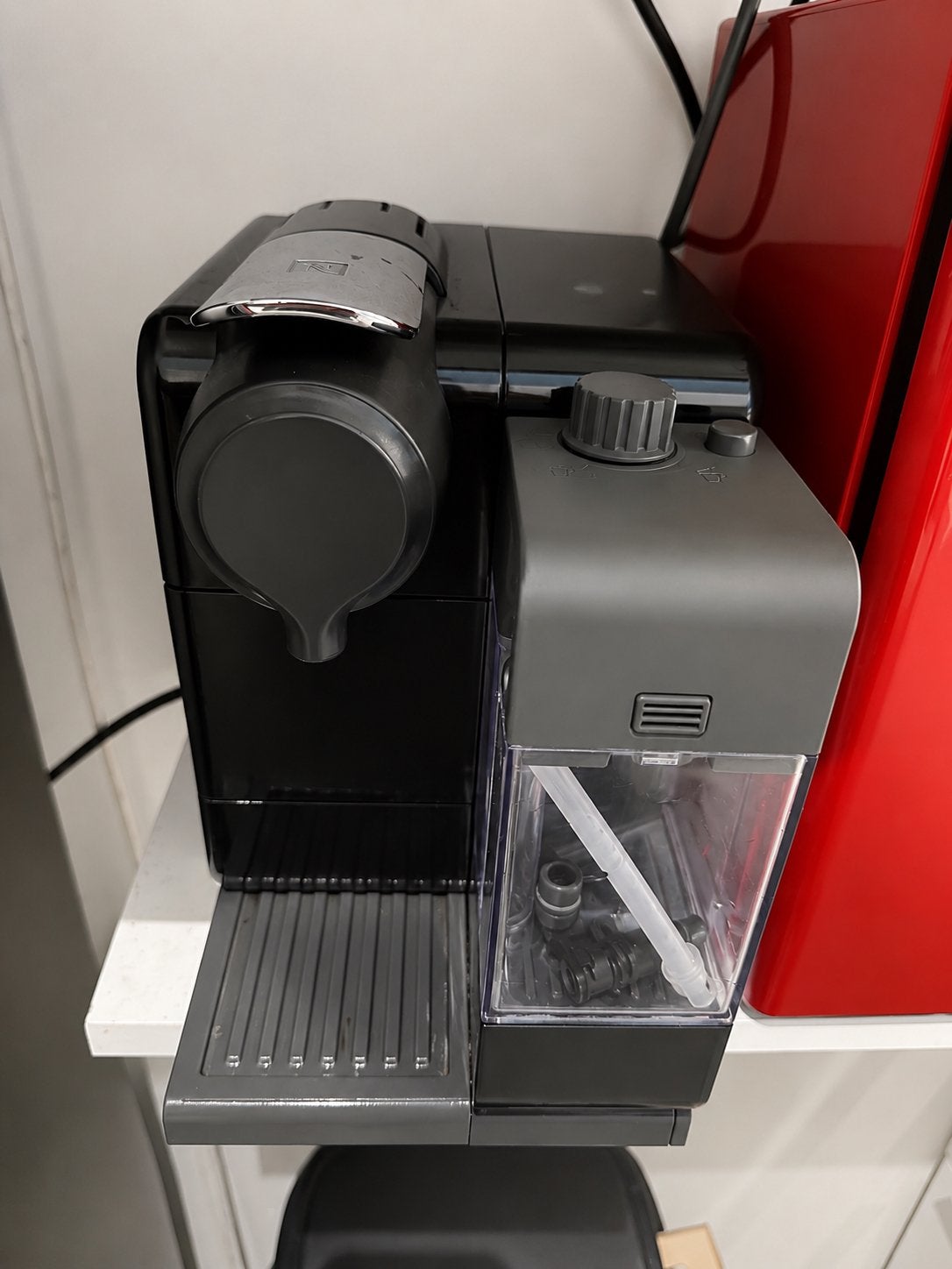 Nespresso De’Longhi Lattissima One, Koffiemachine, Ophalen of Verzenden, Zo goed als nieuw, Koffiepads en cups