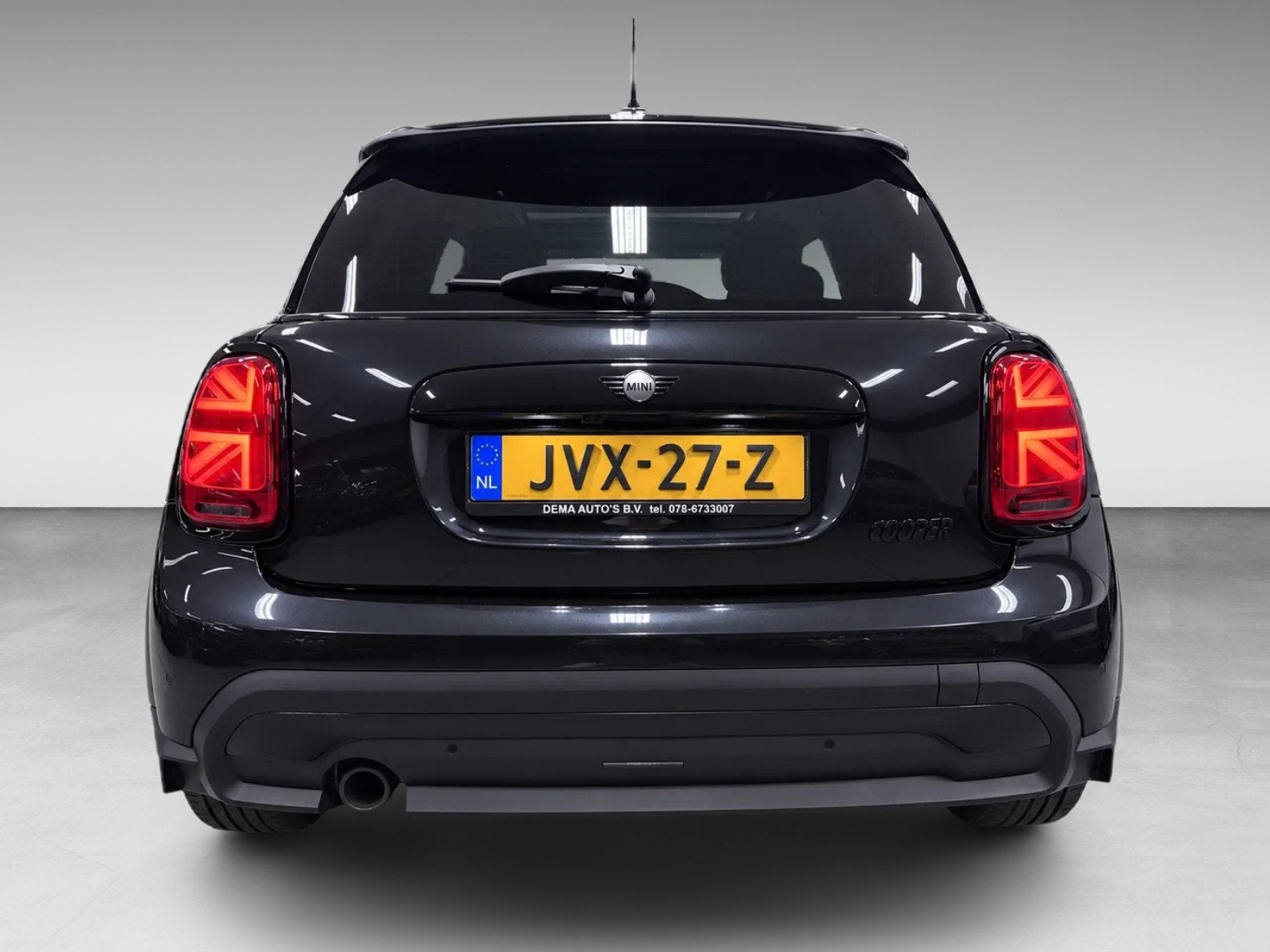 Mini Cooper 1.5 Cooper BLACK-EDITION PANO/H-UP/NAVI/CAM/DAB/, Dealer onderhouden, 136 pk, Gebruikt, 4 stoelen