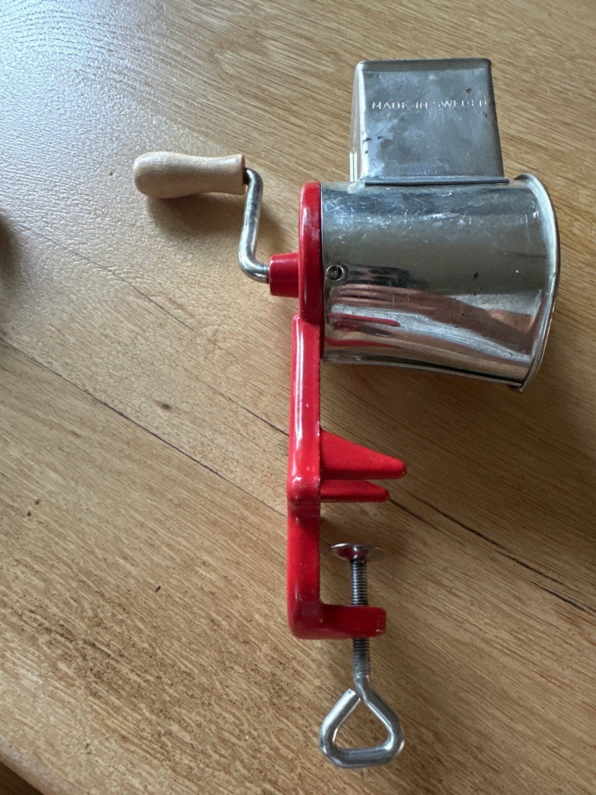 Vintage Kaasrasp / Nootmuskaatmolen - Made in Sweden, Ophalen of Verzenden, Metaal, Rood, Overige merken