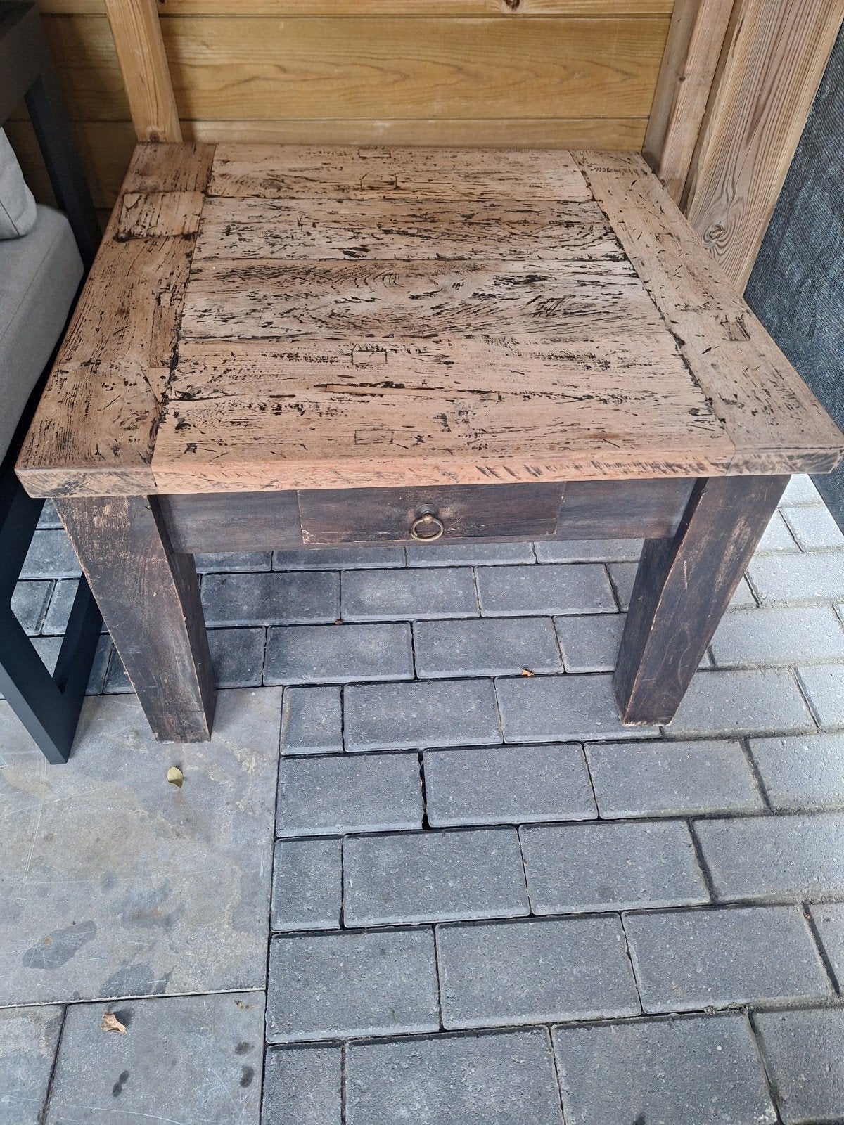 Robuuste houten salontafel met lade, Gebruikt, 50 tot 100 cm, Vierkant, Tot twee personen