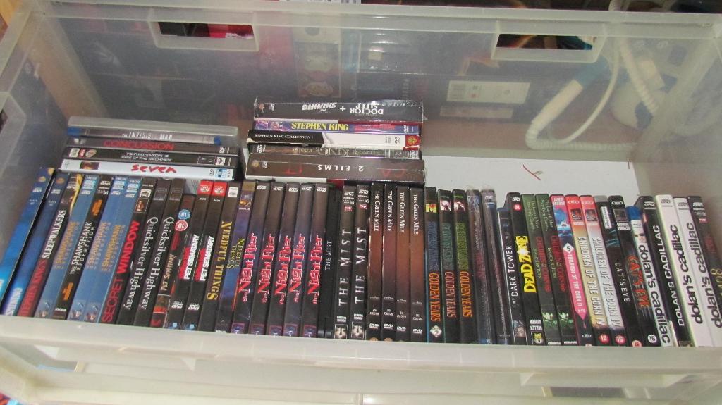 Wie maakt me los?  Stapel >60 van Stephen King DVD's in 1x, Vanaf 16 jaar, Ophalen of Verzenden, Zo goed als nieuw, Actiethriller