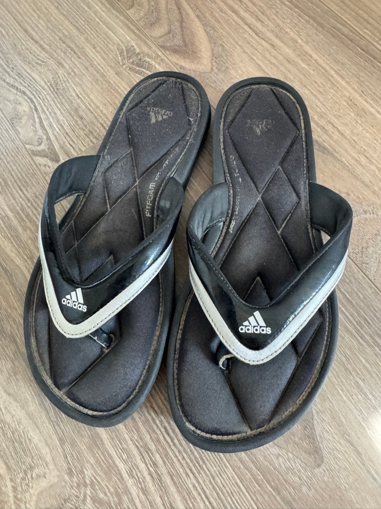 Adidas slippers - Gedragen, Ophalen of Verzenden, Gedragen, Zwart