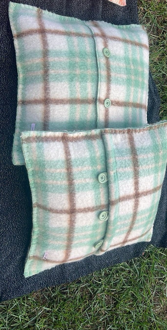Set van 2 groen geruite sierkussens met knopen, Overige merken, Gebruikt, Meerkleurig, Vierkant