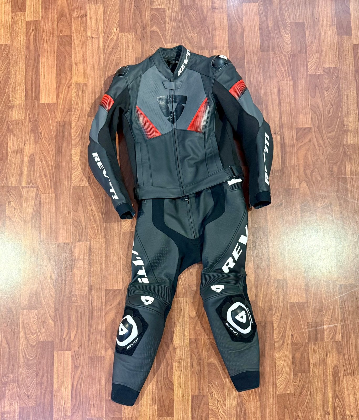 REV'IT! Leren Motorpak 2-delig – Maat 48 – Zo goed als nieuw, Motoren, Kleding | Motorkleding, Ophalen of Verzenden, Tweedehands