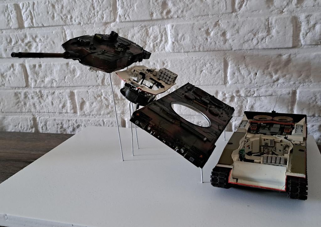 Leopard 2 A6 opengewerkt model, Hobby en Vrije tijd, Modelbouw | Auto's en Voertuigen, Nieuw, Tank, Groter dan 1:32, Overige merken