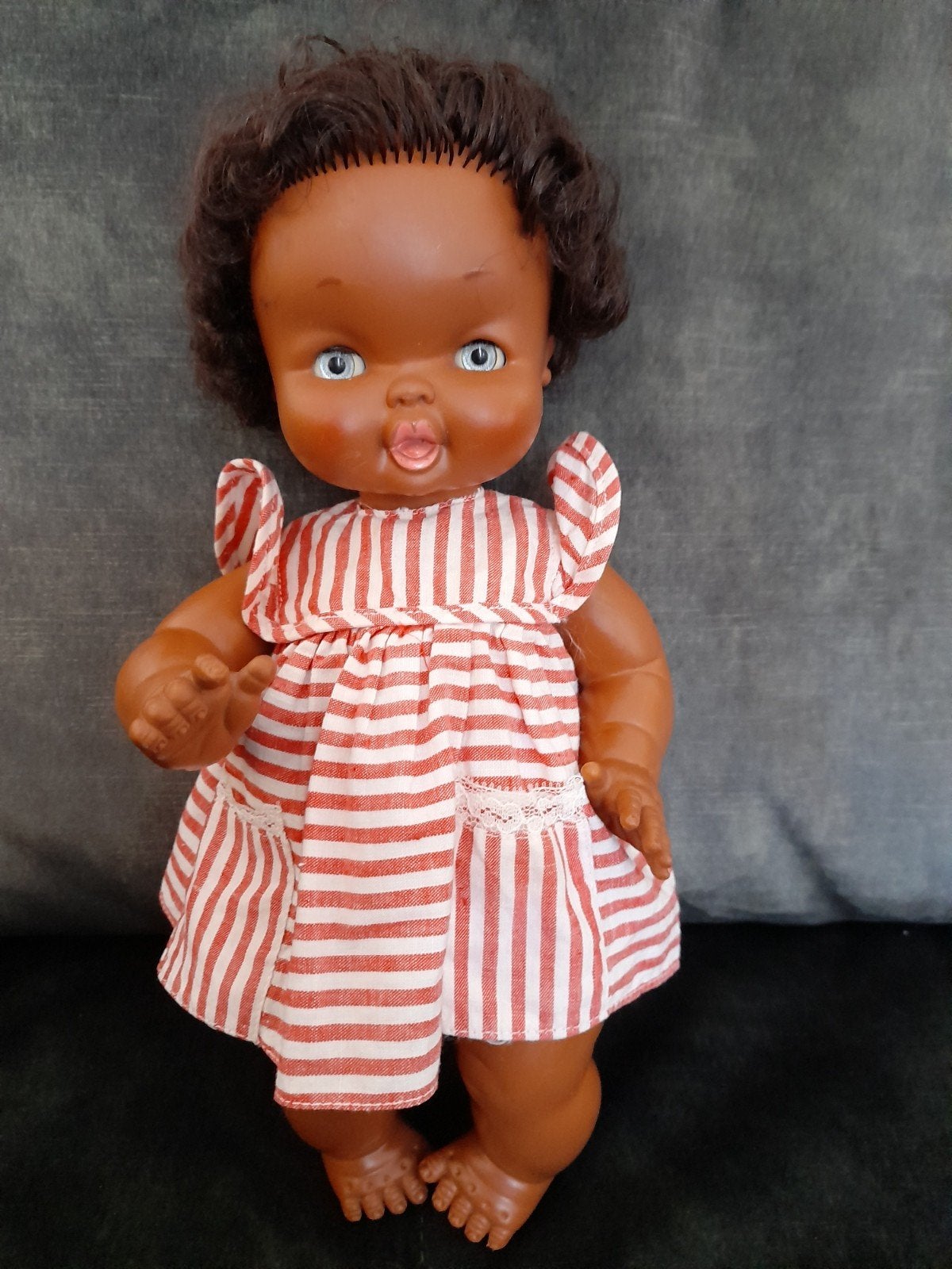 Vintage Famosa Babypop - Donkere huidskleur, Kinderen en Baby's, Speelgoed | Poppen, Ophalen of Verzenden, Babypop