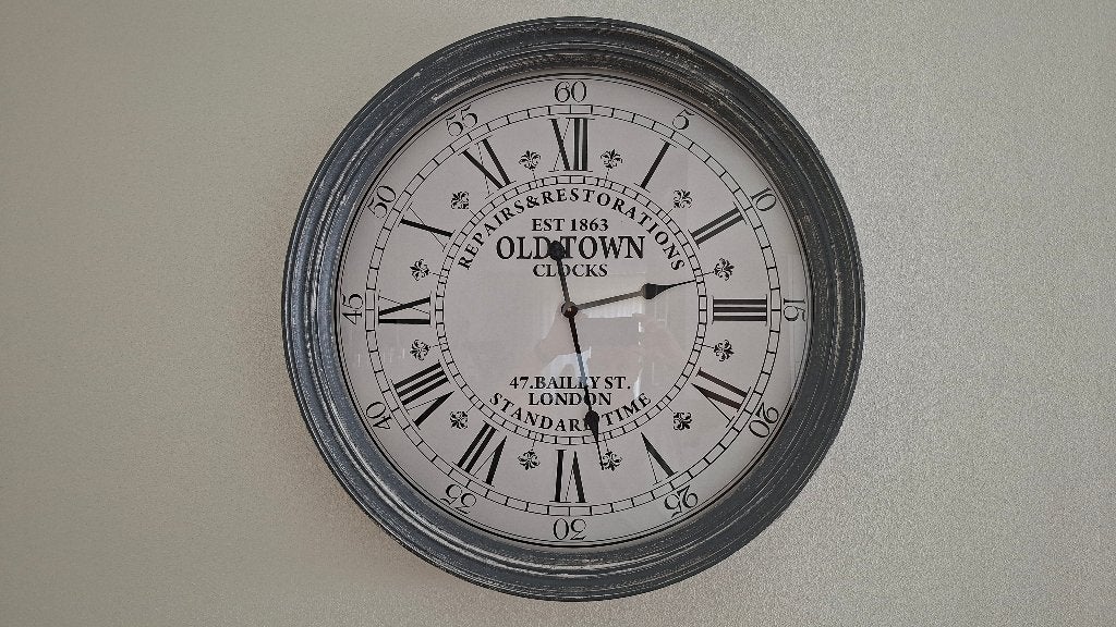 Grote Old Town Wandklok - 78cm Diameter, Huis en Inrichting, Woonaccessoires | Klokken, Ophalen, Wandklok, Grijs, Vintage