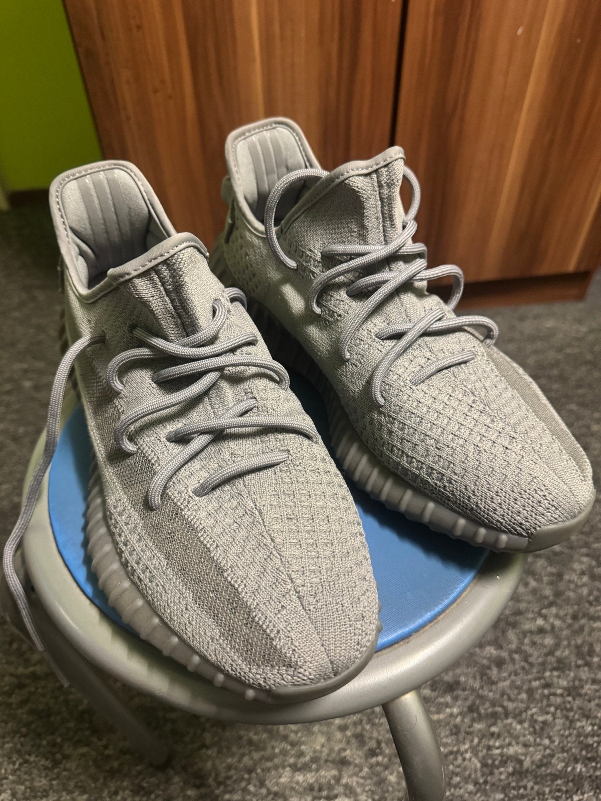 Adidas Yeezy Boost 350 V2 - Grijs, Verzenden, Zo goed als nieuw, Overige kleuren, Sneakers of Gympen