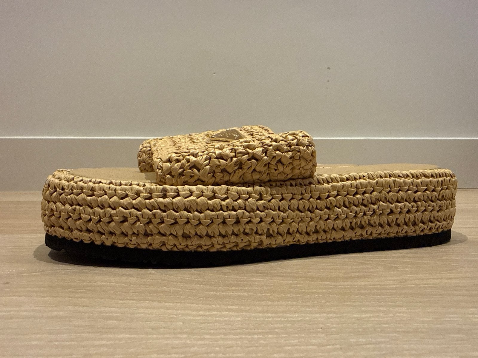 Prada Raffia Slippers - Zo goed als nieuw, Kleding | Dames, Ophalen of Verzenden, Zo goed als nieuw, Beige, Slippers