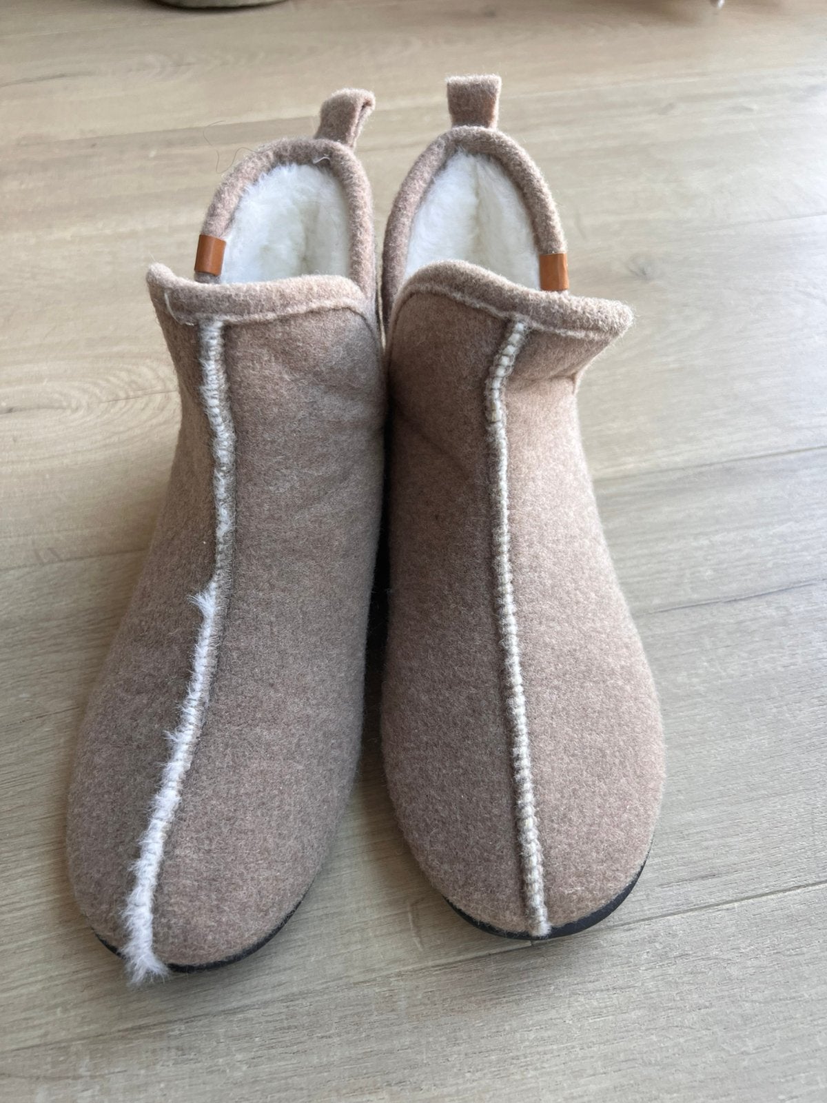 Bijna nieuw - - pantoffels met voering - Maat 38/39, Ophalen of Verzenden, Zo goed als nieuw, Pantoffels of Sloffen