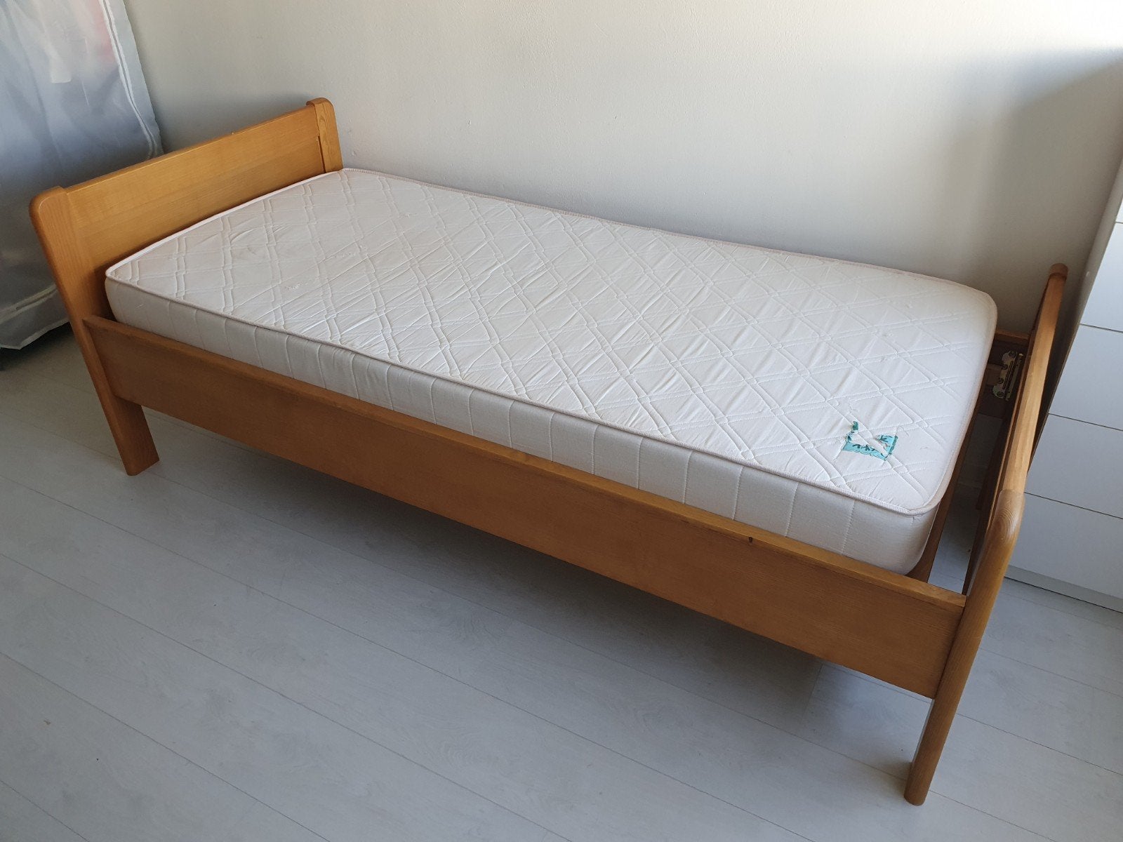 Eenpersoonsbed met verstelbare lattenbodem en matras, Huis en Inrichting, Ophalen, 90 cm, Eenpersoons, Bruin