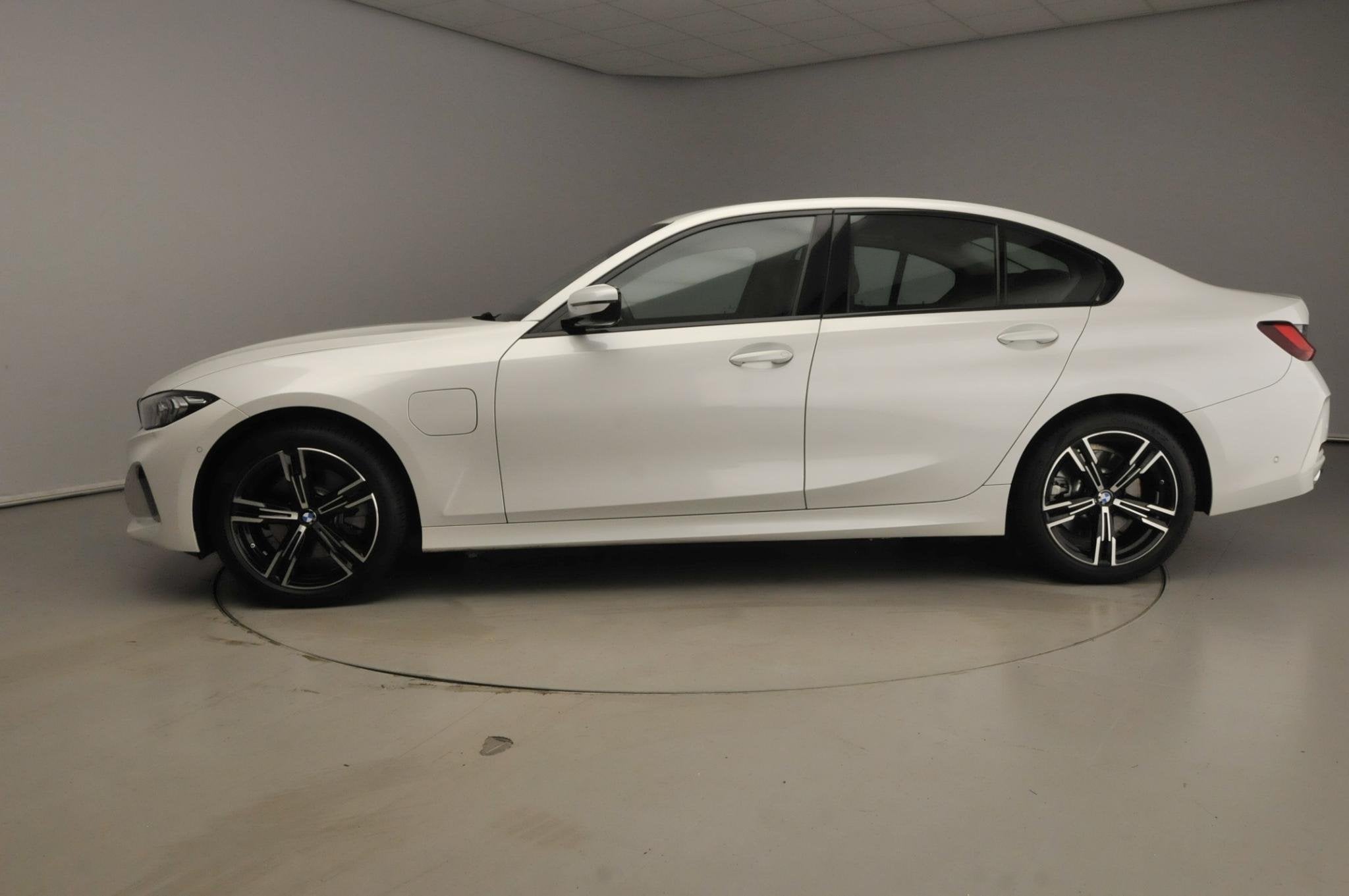 BMW 3 Serie Sedan 320e | LED | Leder | Navigatie | Sportstoe, Achterwielaandrijving, Gebruikt, Euro 6, 4 cilinders