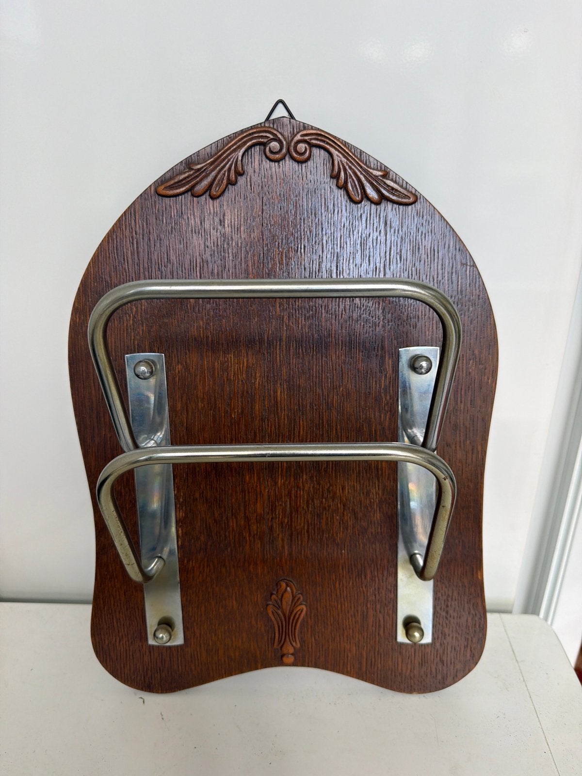 Vintage houten wand lectuurbak met metalen beugels, Huis en Inrichting, Woonaccessoires | Krantenbakken en Lectuurbakken, Gebruikt