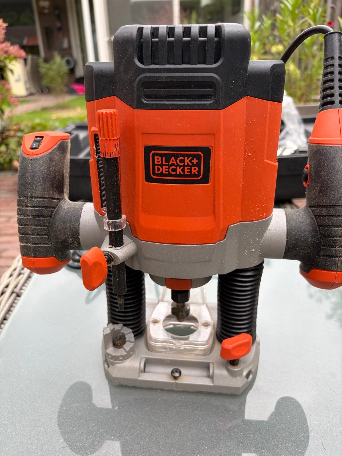 Black+Decker Bovenfrees KW900E - Krachtig en Compleet, Doe-het-zelf en Verbouw, Gereedschap | Freesmachines, Ophalen, Gebruikt
