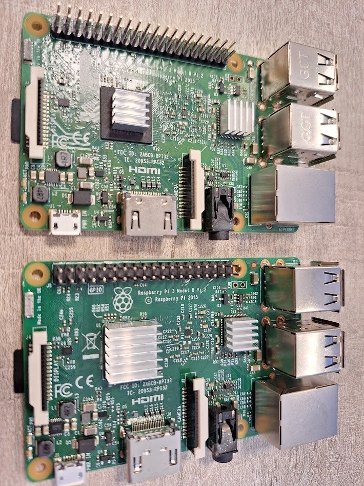 42x Raspberry PI 3 b 16GB SD, heatsinks, en stroomadapters, Ophalen of Verzenden, Gebruikt