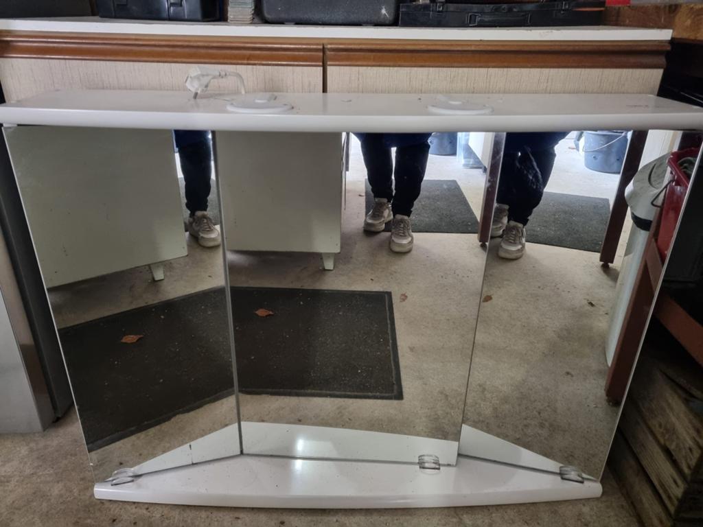 Witte spiegelkast, Ophalen, (Half)hoge kast, Gebruikt, 100 tot 150 cm