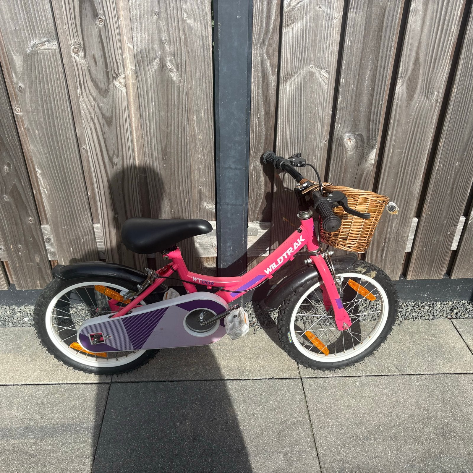 Roze Wildtrak kinderfiets 16 inch met mandje, Fietsen en Brommers, Ophalen of Verzenden, Gebruikt, Velgrem, 16 tot 20 inch