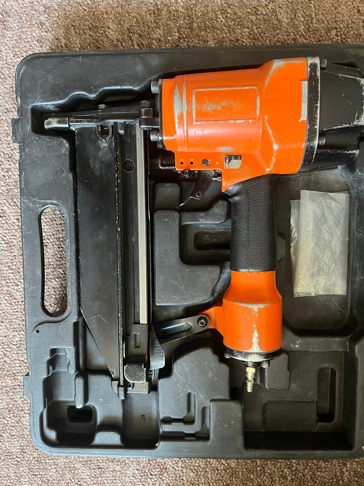 Spero tacker in goede staat voor T-nagels met nieuwe doosjes, Ophalen of Verzenden, Gebruikt, Tacker/nietmachine, Overige merken