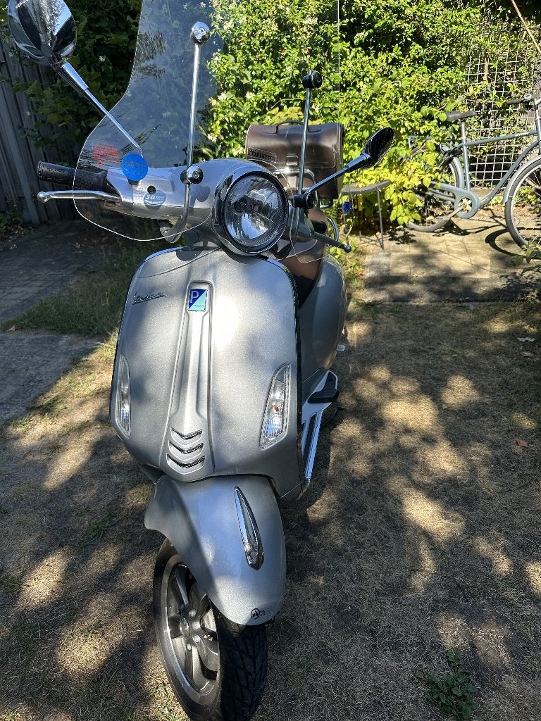 Vespa Primavera 50 70th Anniversary met originele leren tas, Ophalen, Zo goed als nieuw, Benzine, Vespa