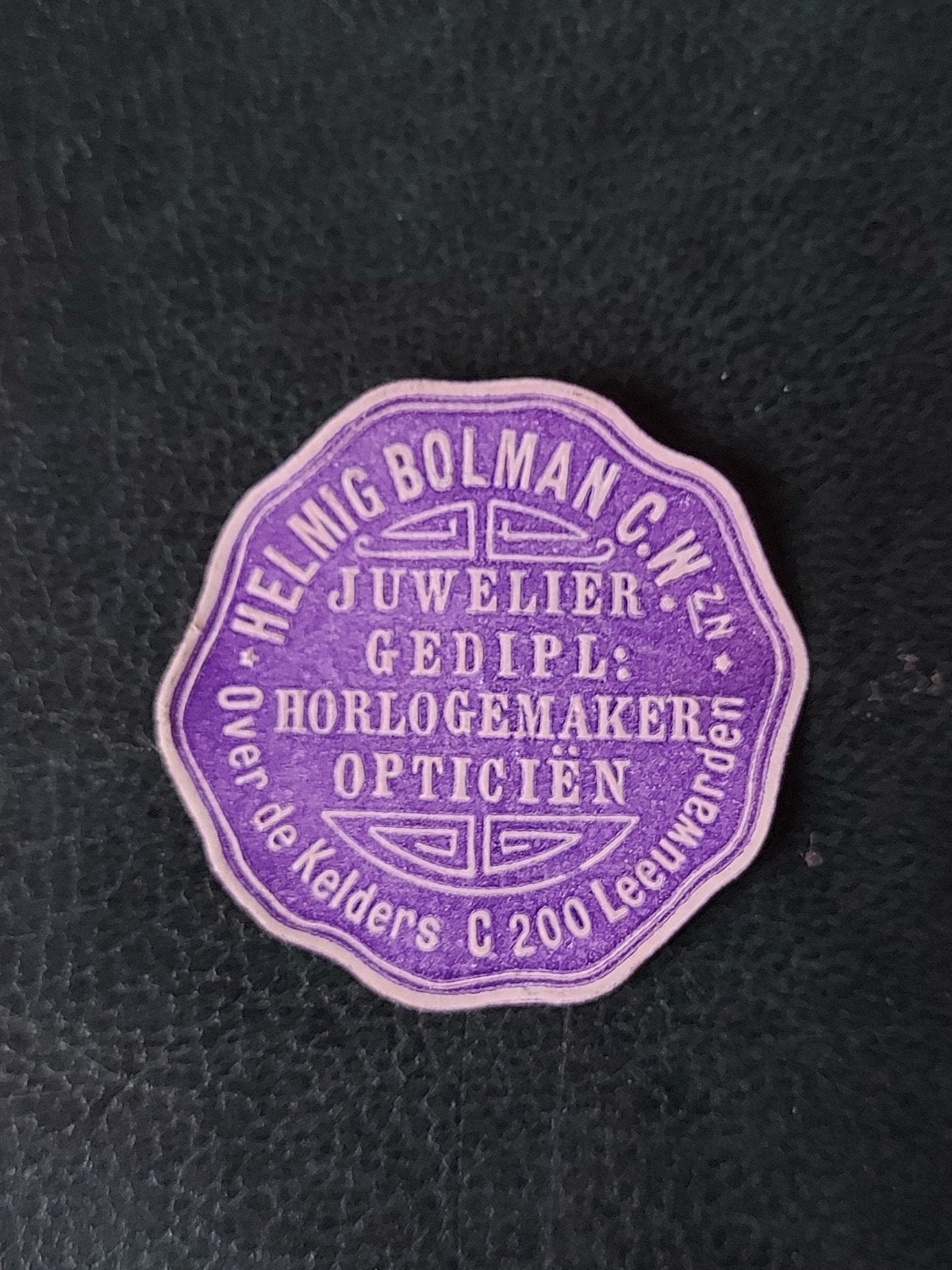 Sluitzegel Helmig Bolman Horlogemaker Opticien Leeuwarden, Verzamelen, Merken en Reclamevoorwerpen, Ophalen of Verzenden, Gebruikt
