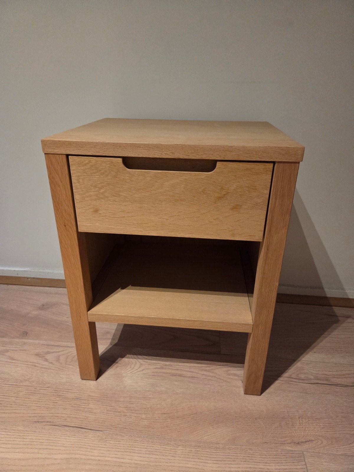 Massief houten nachtkastje met lade - Stevig en degelijk, Huis en Inrichting, Ophalen, Gebruikt, 55 tot 70 cm, 45 tot 65 cm