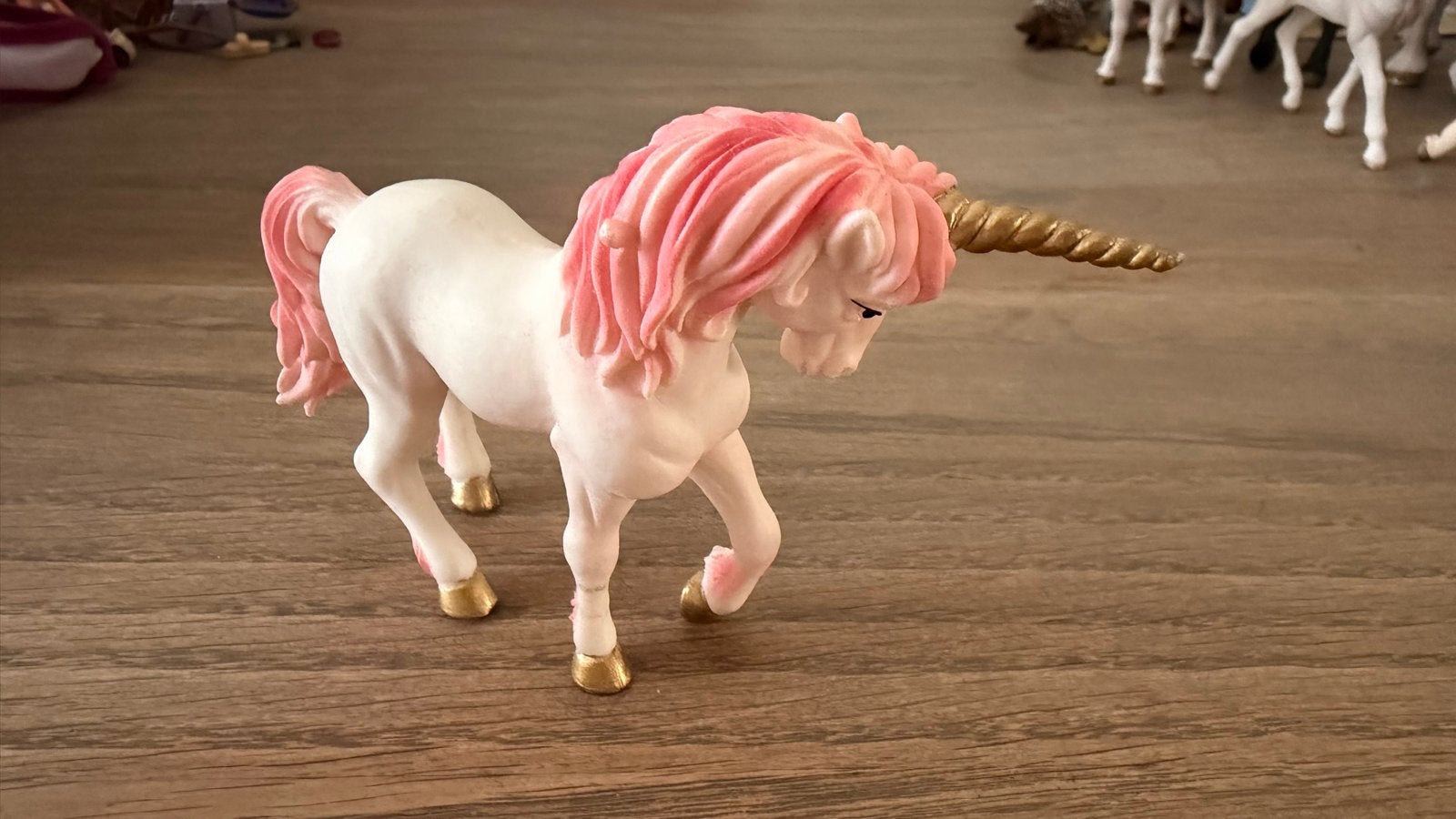Eenhoorn speelfiguur met roze manen en gouden hoorn, Ophalen of Verzenden, Gebruikt, Meisje