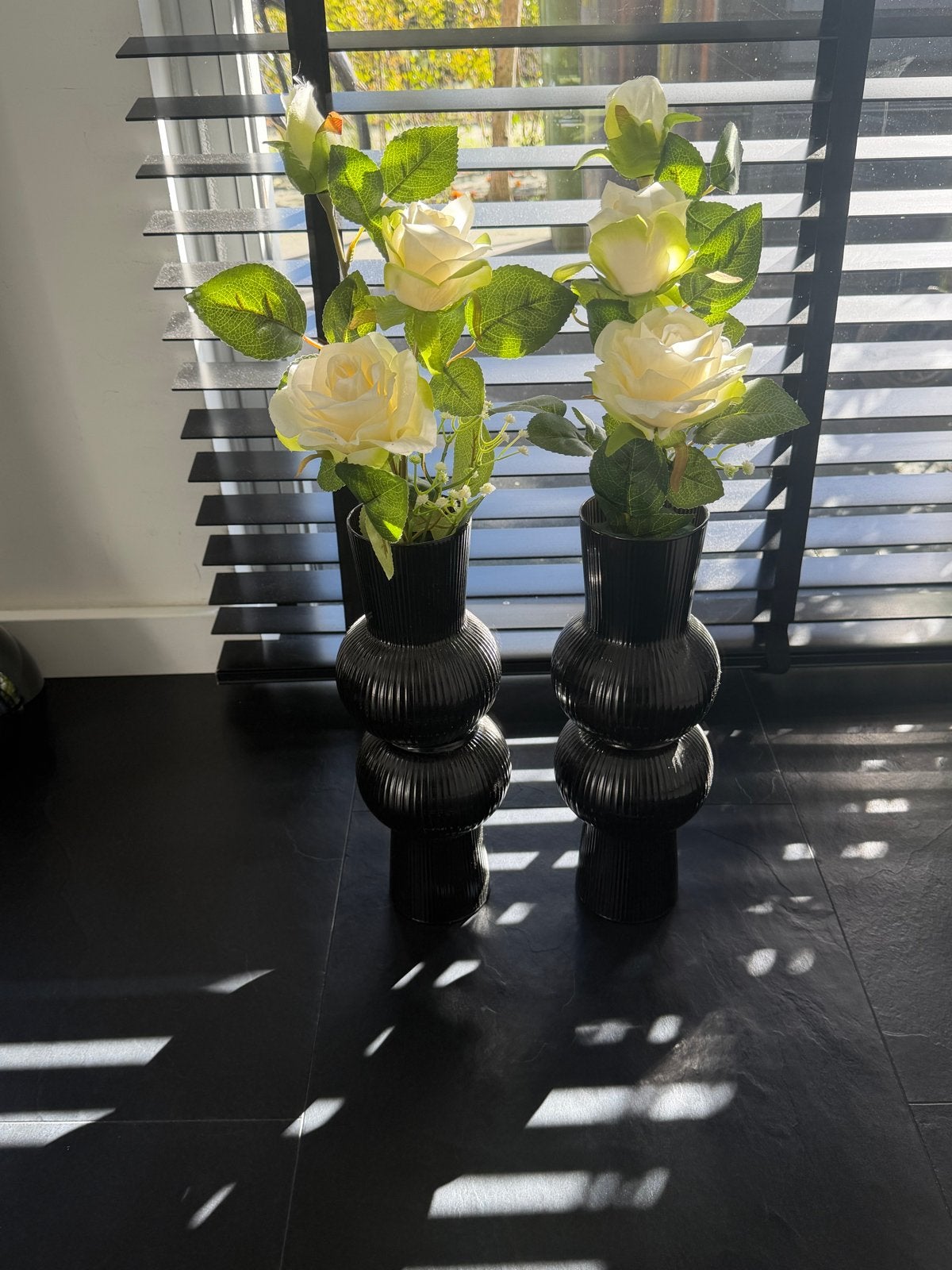 Set van 2 zwarte vazen met kunstbloemen, Zwart, Inclusief decoratie, Ophalen of Verzenden, Zo goed als nieuw