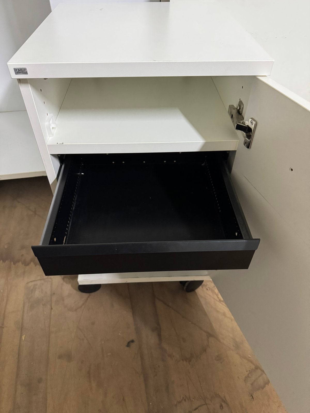 Wit verrijdbaar kastje, met lade en softclose en slot, Zo goed als nieuw, Minder dan 100 cm, 25 tot 50 cm, 50 tot 100 cm