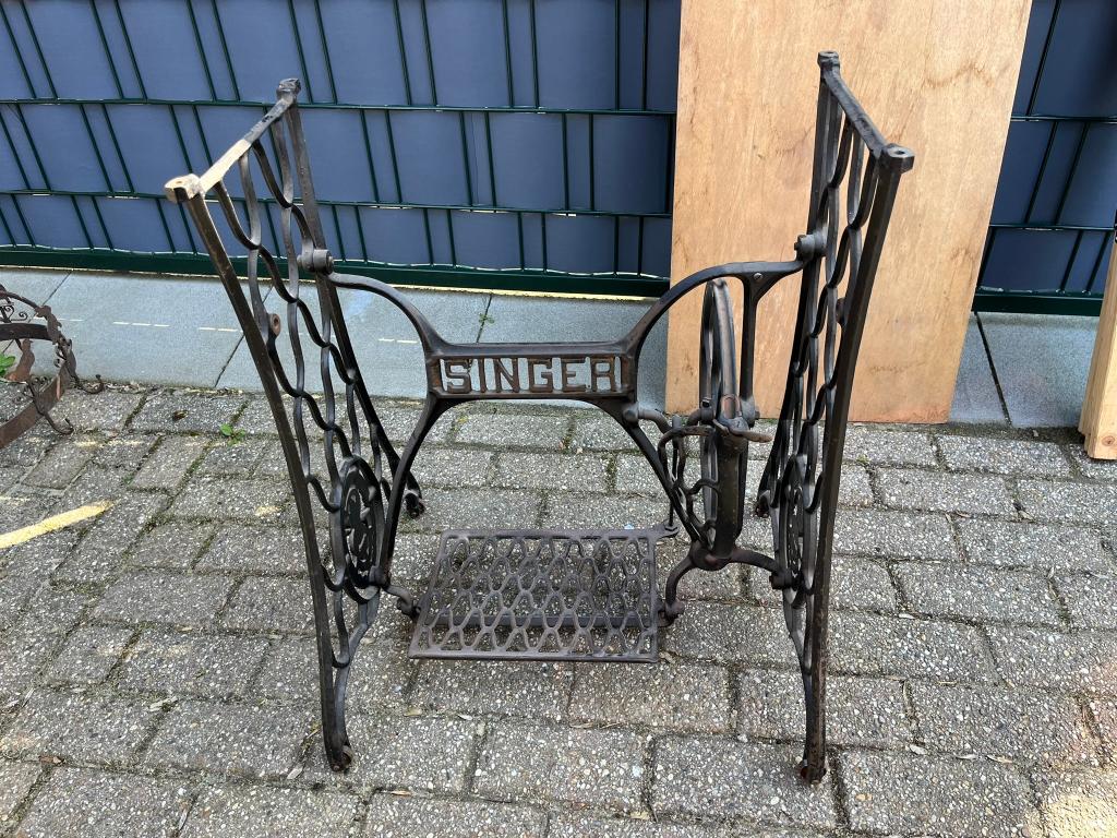 Metalen tafel frame Singer naaimachine, Antiek en Kunst, Antiek | Naaimachines, Ophalen of Verzenden