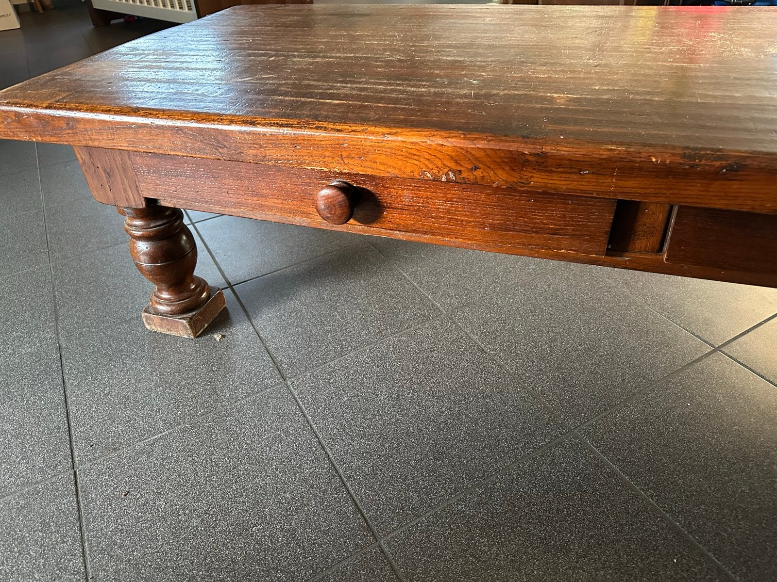 Antieke houten salontafel met lades, Ophalen