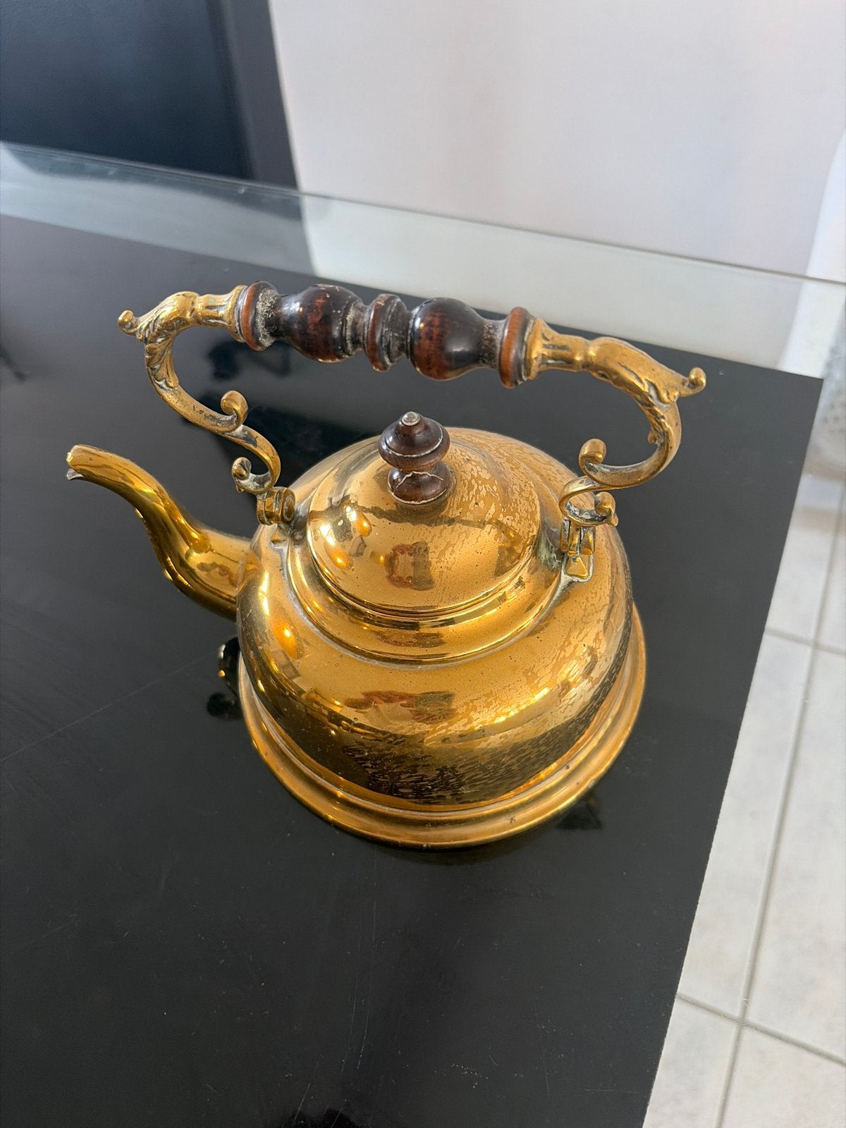 Antieke koperen theeketel met houten handvat, Ophalen