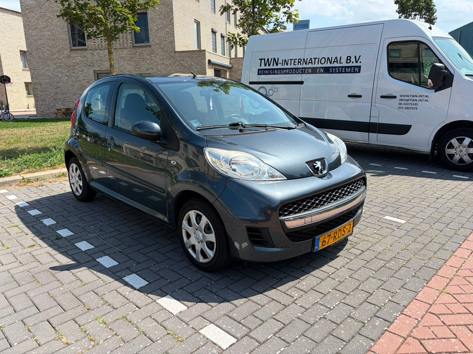 Peugeot 107 1.0 12V 5DR 2011 Grijs, Auto's, Euro 5, Airbags, Zwart, 4 stoelen