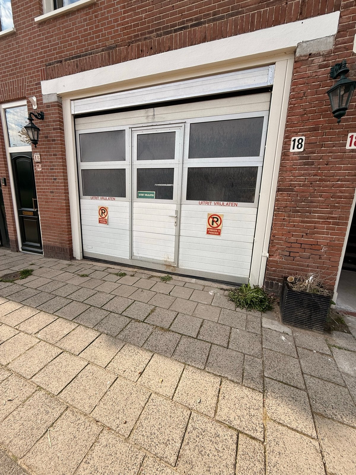 Elektrische sectionaaldeur / garagedeur met loopdeur + motor, Noord-Holland