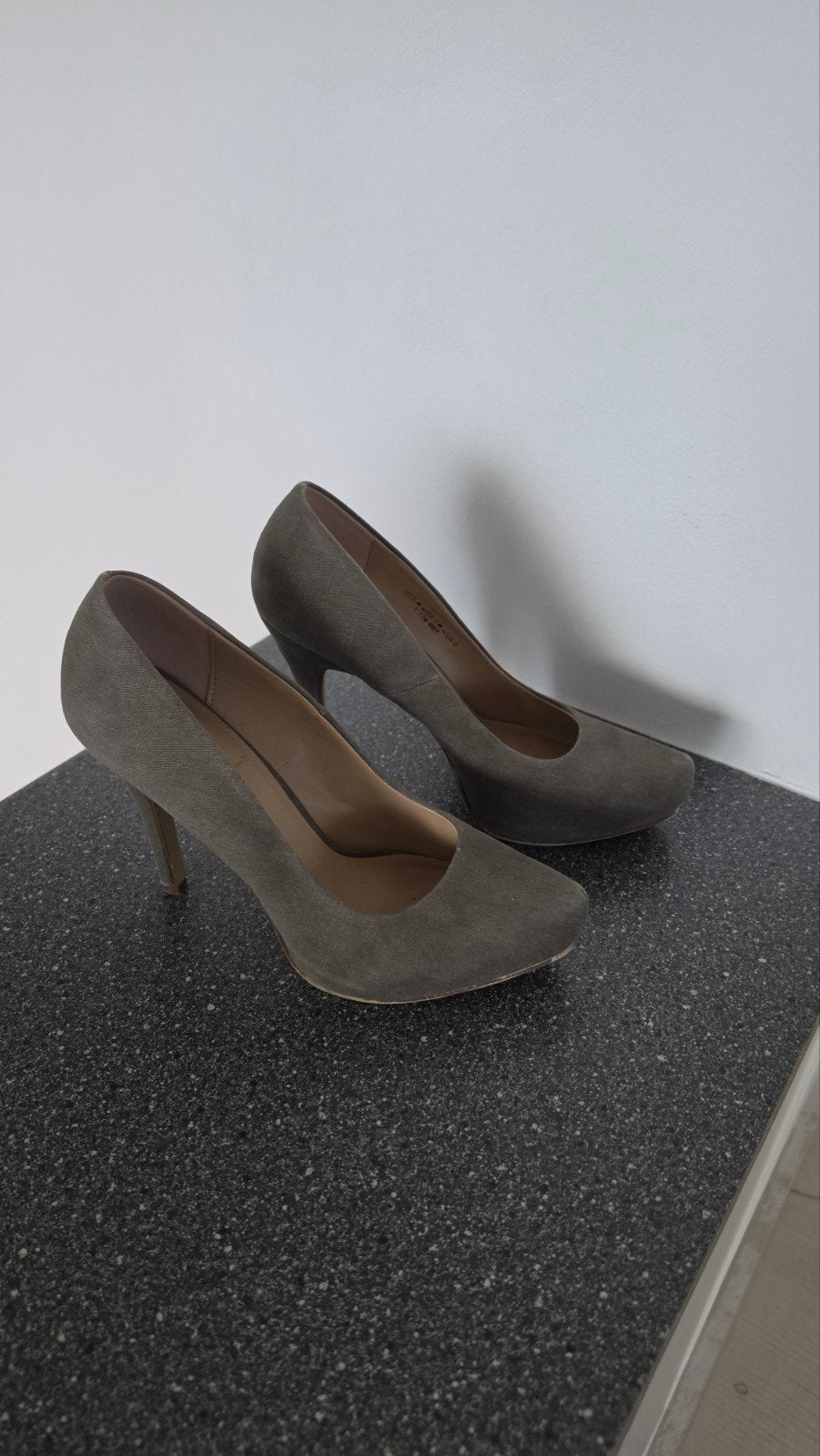 Grijze pumps maat 39. amper gedragen, Kleding | Dames, Schoenen, Pumps, Ophalen of Verzenden, Graceland, Grijs