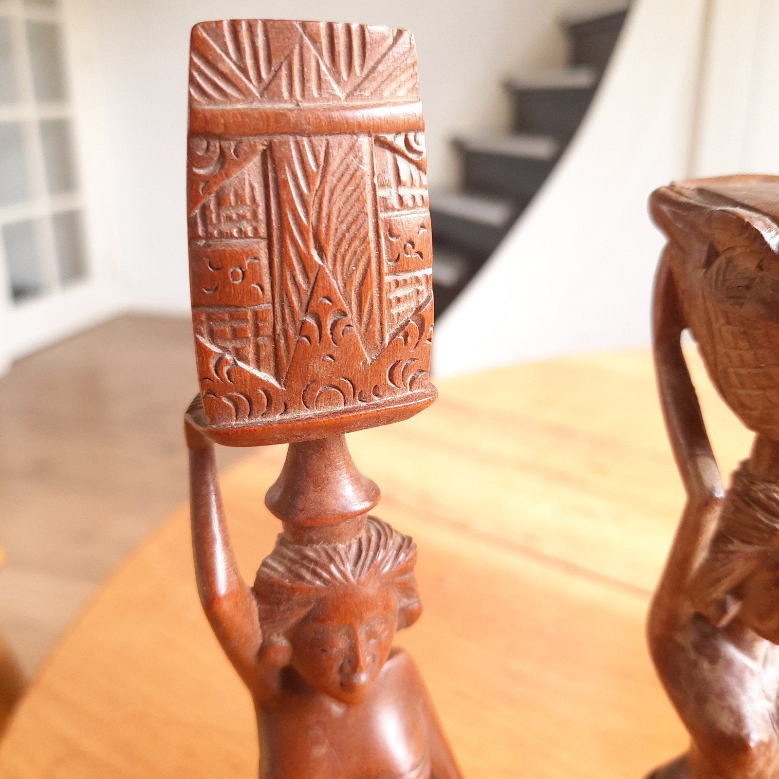 Bali Indonesië Drie Ranke Houten Beelden Balinese Draagsters, Antiek en Kunst, Verzenden