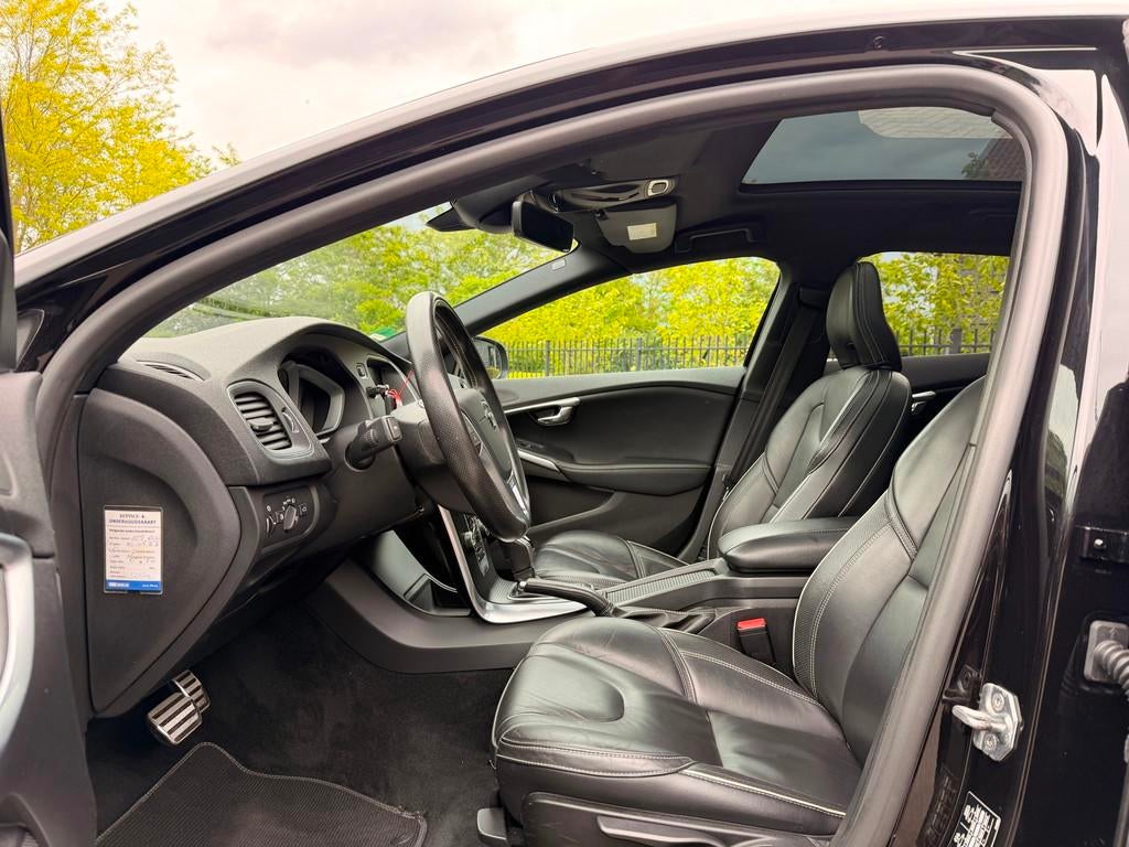 Volvo V40 2.0 T4 190 PK Business Sport Design Automaat Panor, Auto's, Gebruikt, Zwart, Bedrijf, 1342 kg