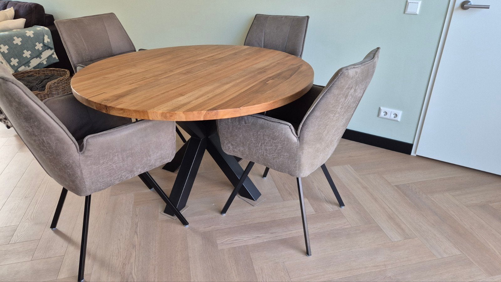mangohout eettafel met metalen poot 130cm rond, Ophalen, Rond, Zo goed als nieuw, 100 tot 150 cm