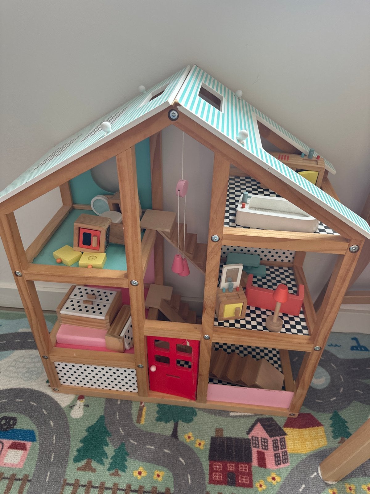 Houten poppenhuis met meubels - Zo goed als nieuw, Kinderen en Baby's, Ophalen, Gebruikt, Overige typen