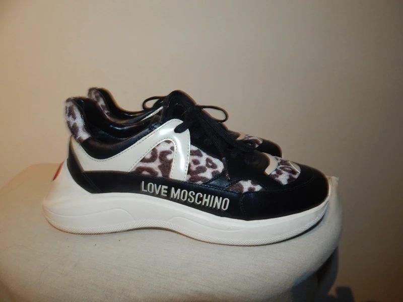 Love Moschino sneakers deels vacht print en merk 40, Overige kleuren, Verzenden, Moschino, Sneakers of Gympen