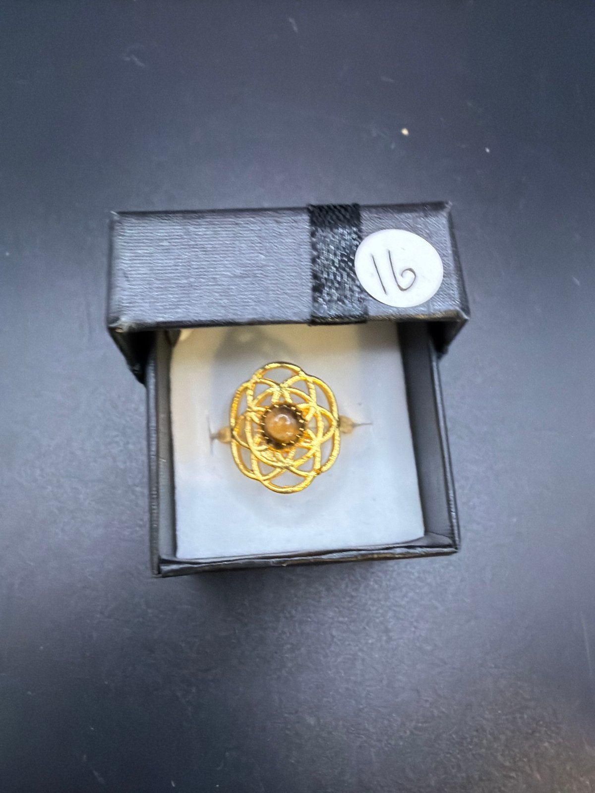 Ring van verguld messing met tijgeroog steen, Ophalen of Verzenden, Zo goed als nieuw, X, Met edelsteen