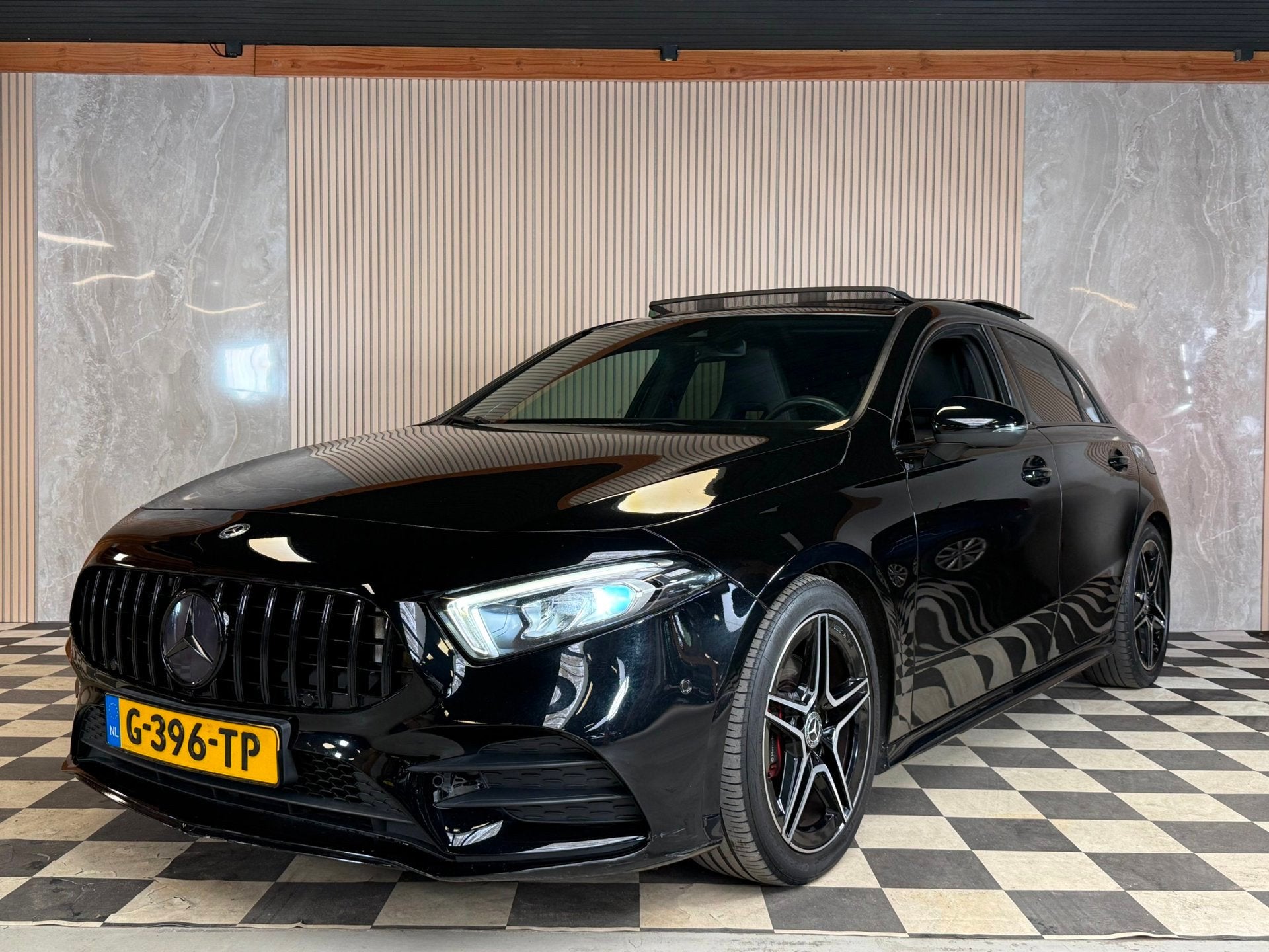 Mercedes-Benz A-klasse 200 AMG Launch Edition Premium Pano/S, Auto's, Gebruikt, Euro 6, 4 cilinders, Leder
