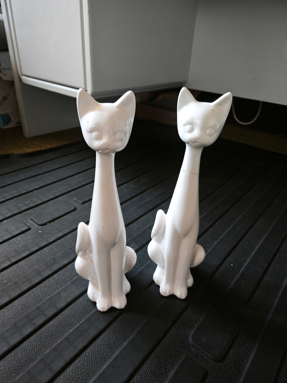 Twee aardewerken poezen/katten - decoratief beeldje, Antiek en Kunst, Ophalen of Verzenden