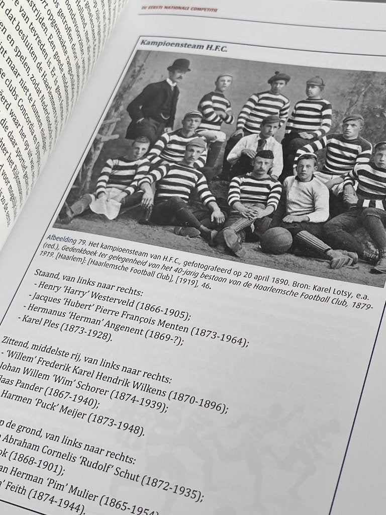 Textielvoetbal. EFC Pr. Wilhelmina. De vlegeljaren 1885-1900, Ophalen of Verzenden, Zo goed als nieuw, Balsport