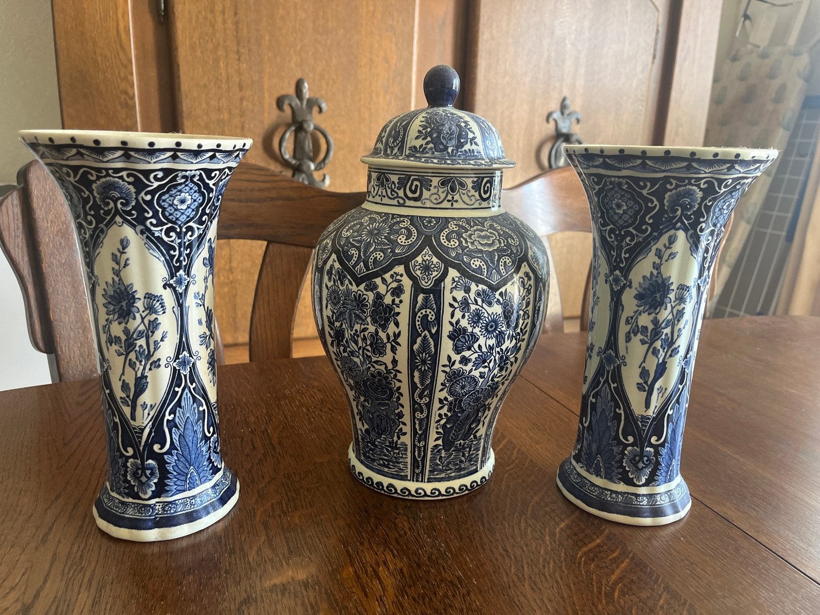 Set van 2 Delfts blauwe vazen en pot met deksel, Ophalen